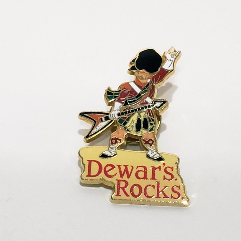 Dewar's Rocks Scotsman Scotch Lapel Pin Metal Whiskey Highlander Liquor 1.5"
